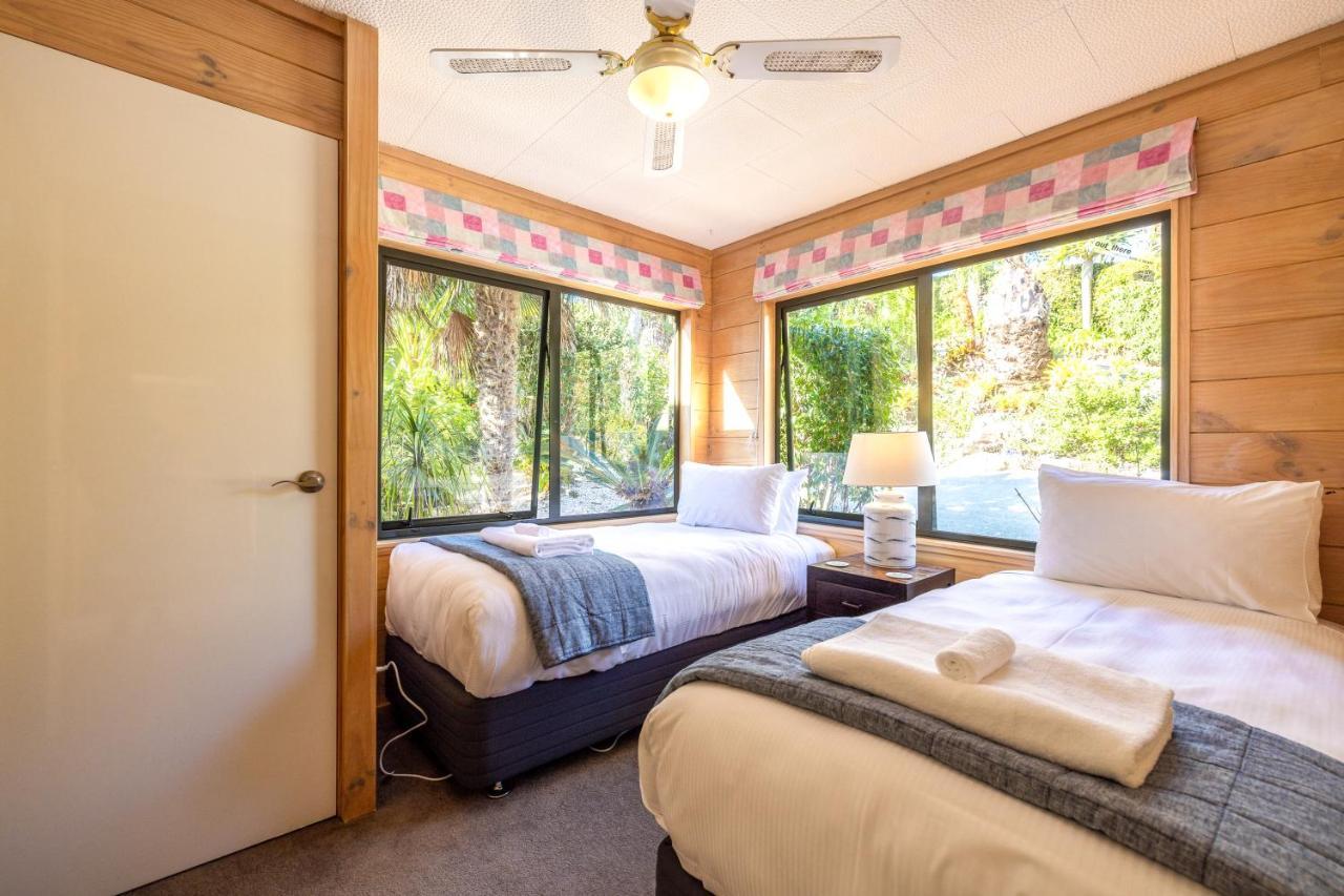 Palms On Kennedy Point - Waiheke Holiday home Te Whau Bay